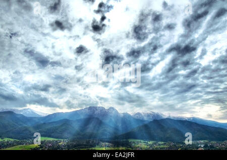 Wolken über Tatra und Zakopane Stadt. Natur-Landschaft. Stockfoto