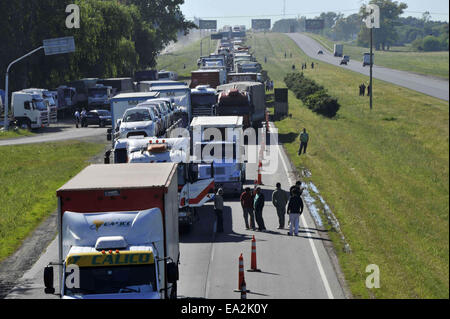 Buenos Aires, Argentinien. 5. November 2014. Fahrzeuge bleiben nach dem Schnitt des Transits durch die Überschwemmungen gestrandet, nach der Überlauf des Flusses Areco durch die schweren Regenfälle in der Stadt von Lima, Provinz Buenos Aires, Argentinien, am 5. November 2014 verursacht. © Carlos Brigo/TELAM/Xinhua/Alamy Live-Nachrichten Stockfoto