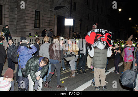 London, UK. 5. November 2014. Demonstranten auf anonymen Millionen Maske März Whitehall London 5. November 2014 Credit: Prixpics/Alamy Live-Nachrichten Stockfoto