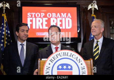 Washington DC, USA. 5. November 2014. Reince Priebus (C), Vorsitzender des Republican National Committee, spricht während einer Pressekonferenz auf der Republican National Committee-Hauptquartier in Washington D.C., Hauptstadt Republikaner Mehrheit im US-Senat und Kontrolle des Repräsentantenhauses in Zwischenwahlen am Dienstag ausgeweitet. Bildnachweis: Xinhua/Alamy Live-Nachrichten Stockfoto