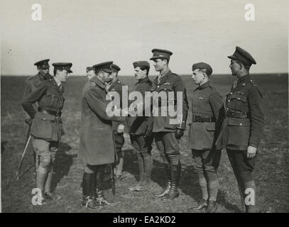 Dieses offizielle Foto zeigt seine Majestät König Georg V., der während des Ersten Weltkriegs seine Armeen an der britischen Westfront in Frankreich besucht. Es fängt einen bedeutenden Moment in der militärischen und königlichen Geschichte ein. Stockfoto