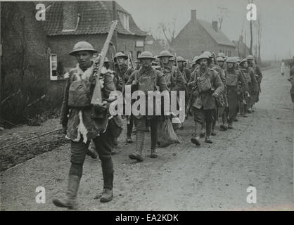 Dieses offizielle Foto von der Britischen Westfront während des Ersten Weltkriegs zeigt Soldaten der 55th British Expeditionary Force, die nach intensiven Kämpfen während der deutschen Offensive eine kurze Pause einlegen. Das Bild zeigt die erschütternden Bedingungen, denen Soldaten in den Gräben gegenüberstehen, und bietet einen Einblick in das Leben während des Ersten Weltkriegs. Stockfoto