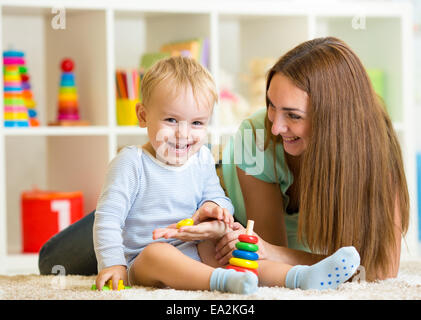 glückliche Mutter und Kind Sohn spielen zusammen innen zu Hause Stockfoto