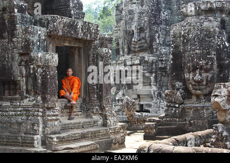 Buddhistischer Mönch in Bayon Tempel Eingang, Angkor Thom, Kambodscha Stockfoto