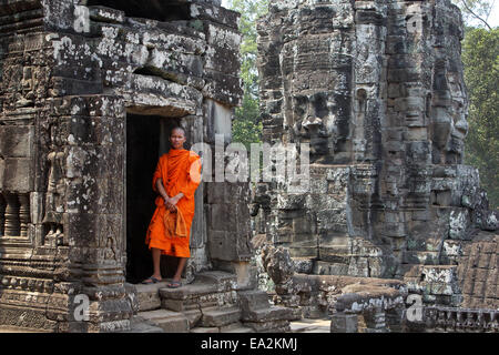 Buddhistischer Mönch in Bayon Tempel Eingang, Angkor Thom, Kambodscha Stockfoto