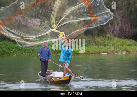 Fischer werfen Netze am Thu Bon Fluss, HoiAn, Vietnam Stockfoto