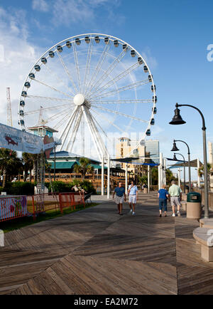 Boardwalk, Unternehmen und SkyWheel Ferris Wheel in der Innenstadt von Myrtle Beach, South Carolina. Stockfoto