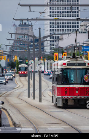 Straßenbahn auf der St Clair Avenue in Toronto. Stockfoto