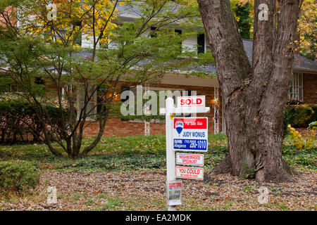 Haus zum Verkauf und verkauften Schild - Virginia USA Stockfoto