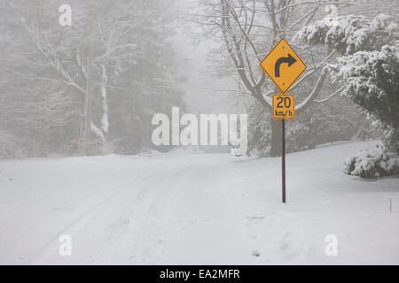 Winterdienst mit dicken Schnee und gelbe Tempolimit Schild bedeckt. Toronto, Kanada. Stockfoto