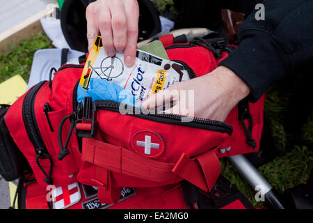 EMT Personal bereitet Verbandskasten - USA Stockfoto