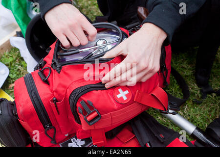 EMT Personal bereitet Verbandskasten - USA Stockfoto