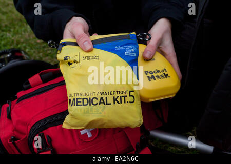 EMT Personal bereitet Verbandskasten - USA Stockfoto