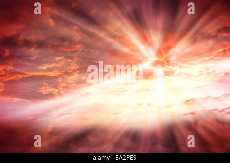 Sonnenuntergang Roter Himmel mit Balken und dramatische Wolken. Hintergrund. Stockfoto