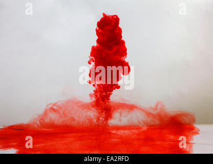 Schöne rosa Rose mit roten Spritzern auf weißem Hintergrund und Wasser Stockfoto