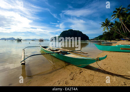 El Nido Kanu Boot auf der Insel Palawan auf den Philippinen. Stockfoto