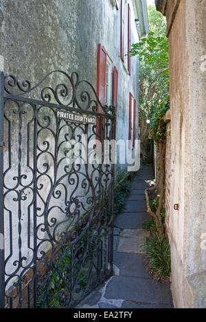 Private Gasse zwischen zwei Häusern in der Innenstadt von historischen Bezirk von Charleston in South Carolina, Stockfoto