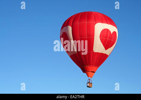 Bunter Heißluftballon vor einem strahlend blauen Himmel Stockfoto