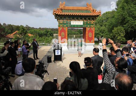 Canberra, Australien. 6. November 2014. Der chinesische Botschafter, Australia Ma Zhaoxu (C) spricht während der Abschluss-Zeremonie von den Peking-Garten in Canberra, Australien, 6. November 2014. Der Garten ist ein Geschenk von Chinas Peking Stadtregierung Beijings Schwester Stadt Canberra, Australien. © Justin Qian/Xinhua/Alamy Live-Nachrichten Stockfoto