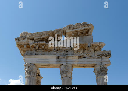 Giebel des Tempels des Trajan, befindet sich auf der oberen Akropolis des antiken Pergamon modernen Bergama, Türkei. Die korinthischen Stockfoto