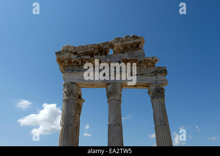 Giebel des Tempels des Trajan, befindet sich auf der oberen Akropolis des antiken Pergamon modernen Bergama, Türkei. Die korinthischen Stockfoto