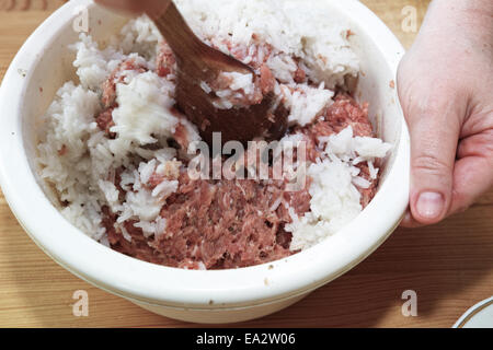 Kohlrouladen. In der polnischen Küche, auf dem polnischen Tisch. Gefülltes Kraut, polnische Küche Spezialität vorbereiten. Stockfoto