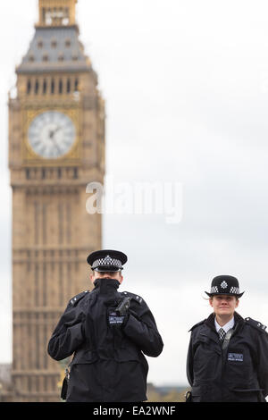 Zwei Metropolitan Polizei Offiziere auf die Westminster Bridge, London mit dem Palast von Westminster / Big Ben im Hintergrund Stockfoto