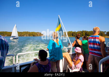 Stockholmer Schären - Passagiere auf Fähren beobachten Boote. Stockfoto