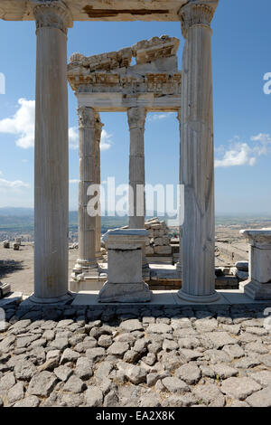 Blick durch den Norden Portikus des Tempel des Trajan, auf der oberen Akropolis des antiken Pergamon modernen Bergama, Türkei. Die Stockfoto