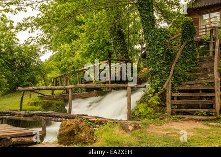 Rastoke Dorf Gärten und Wasserfällen, deren Zentrum wird geteilt durch den Fluss Korana. Stockfoto