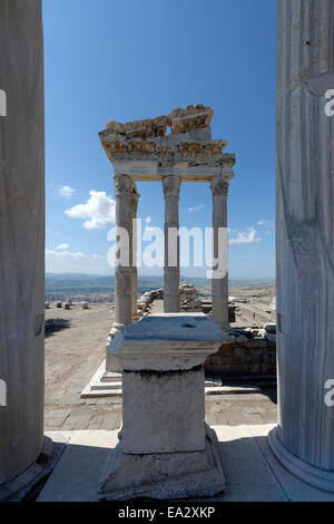 Blick durch den Norden Portikus des Tempel des Trajan, auf der oberen Akropolis des antiken Pergamon modernen Bergama, Türkei. Die Stockfoto