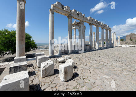 Blick durch den Norden Portikus des Tempel des Trajan, auf der oberen Akropolis des antiken Pergamon modernen Bergama, Türkei. Die Stockfoto