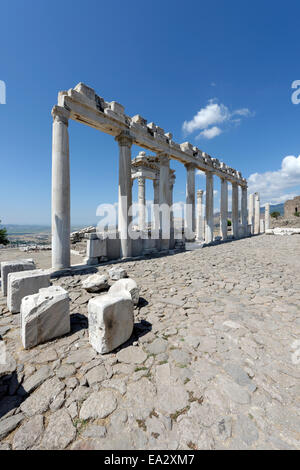 Blick durch den Norden Portikus des Tempel des Trajan, auf der oberen Akropolis des antiken Pergamon modernen Bergama, Türkei. Die Stockfoto