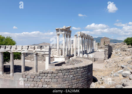 Blick über den Osten und Norden Laubengängen des Tempel des Trajan, oberen Akropolis des antiken Pergamon modernen Bergama, Türkei. Stockfoto