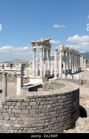 Blick über den Osten und Norden Laubengängen des Tempel des Trajan, oberen Akropolis des antiken Pergamon modernen Bergama, Türkei. Stockfoto