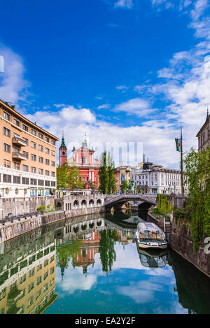 Ljubljana triple Bridge und Franziskaner Kirche der Mariä Verkündigung spiegelt sich im Fluss Ljubljanica, Ljubljana, Slowenien Stockfoto