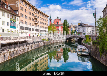 Ljubljana triple Bridge und Franziskaner Kirche der Mariä Verkündigung spiegelt sich im Fluss Ljubljanica, Ljubljana, Slowenien Stockfoto