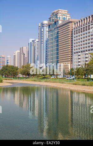 City Center Gebäude spiegelt im See Corniche, Abu Dhabi, Vereinigte Arabische Emirate, Naher Osten Stockfoto