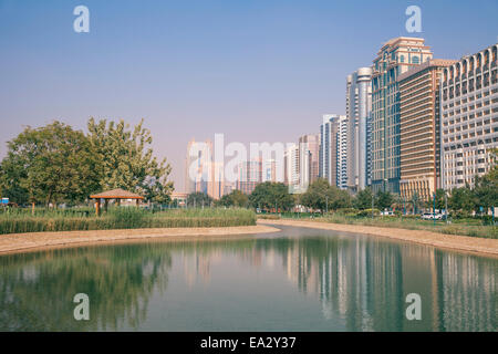 City Center Gebäude spiegelt im See Corniche, Abu Dhabi, Vereinigte Arabische Emirate, Naher Osten Stockfoto