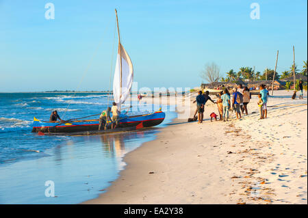 Madagassische Fischer aus einem Angeln Reise, Morondava, Toliara Provinz, Madagaskar, Afrika Stockfoto