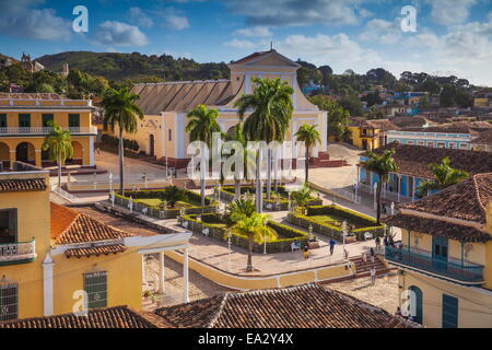 Blick auf Plaza Mayor in Richtung Iglesia Parroquial De La Santisima Trinidad, Trinidad, der UNESCO, Provinz Sancti Spiritus, Kuba Stockfoto