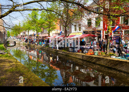 Des Königs Tag Flohmarkt entlang eines Kanals, Delft, Zuid-Holland, Niederlande, Europa Stockfoto