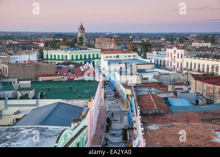 Ansicht der Stadt mit Blick auf La Gran Antilla und Iglesia Catedral de Nuestra Señora De La Candelaria, Camagüey, Kuba Stockfoto