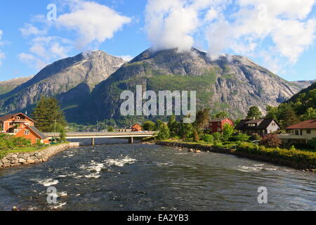 Eidfjord mündet schnell in Eidfjorden, Hordaland, Hardanger, Norwegen, Skandinavien, Europa Stockfoto