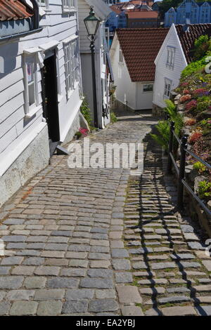 Steilen gepflasterten Straße und weißen hölzernen Häuser, alte Stavanger (Gamle Stavanger), Stavanger, Norwegen, Skandinavien, Europa Stockfoto