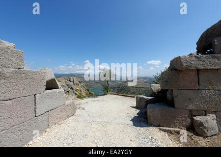 Gut erhaltene obere Teil der Stadtmauer, die die Akropolis des antiken Pergamon modernen Bergama, Türkei umgeben. Stockfoto