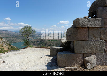 Gut erhaltene obere Teil der Stadtmauer, die die Akropolis des antiken Pergamon modernen Bergama, Türkei umgeben. Stockfoto