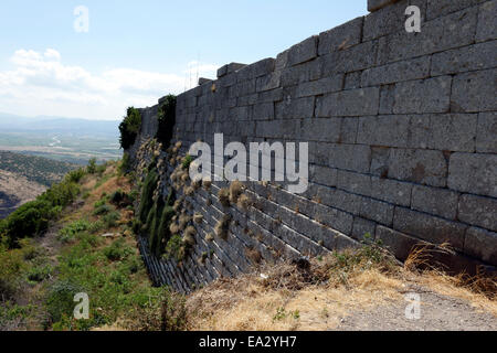 Gut erhaltene obere Teil der Stadtmauer, die die Akropolis des antiken Pergamon modernen Bergama, Türkei umgeben. Stockfoto