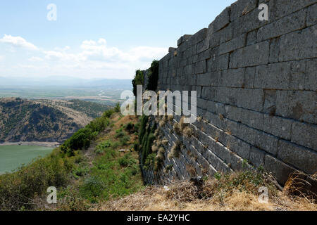 Gut erhaltene obere Teil der Stadtmauer, die die Akropolis des antiken Pergamon modernen Bergama, Türkei umgeben. Stockfoto