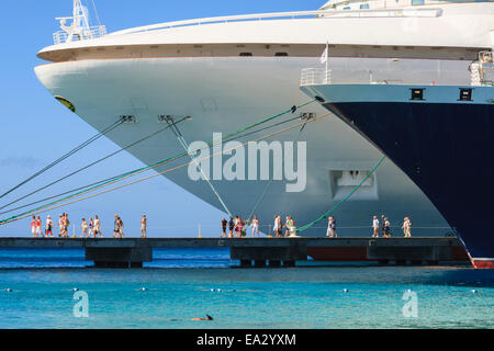 Kreuzfahrtschiffe und Passagiere aussteigen, mit Schnorchler im azurblauen Meer, Kreuzfahrt-Terminal, Grand Turk, Turks- und Caicosinseln Stockfoto